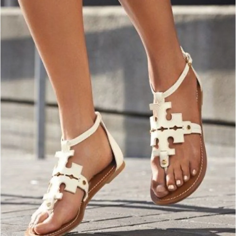 Tory Burch Phoebe flat thong sandals in a royal tan brown leather. Size 9.5